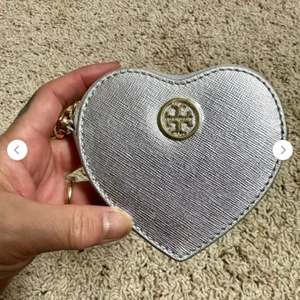Estuche de monedas corazón Tory Burch auténtico nuevo con etiquetas (plateado) - Imagen 1 de 9