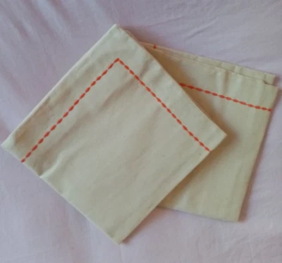 Une paire  de taies d'oreiller anciennes neuves 1950  coton brut broderie orange - Photo 1/4