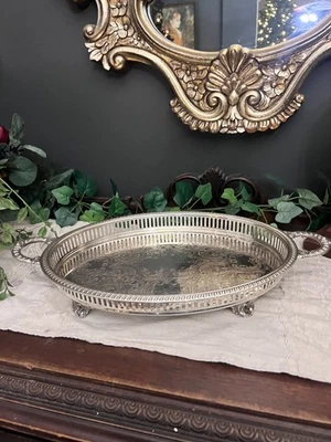 Bandeja de galería vintage plateada con patas ovaladas con borde elevado perforado Foto 1 de 4