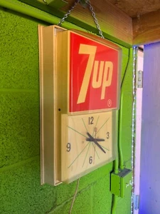 7 UP Vintage Clock - Picture 1 of 4