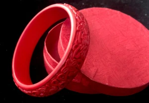Red Cinnabar Carved Bangle Bracelet Vintage NIB - Picture 1 of 3