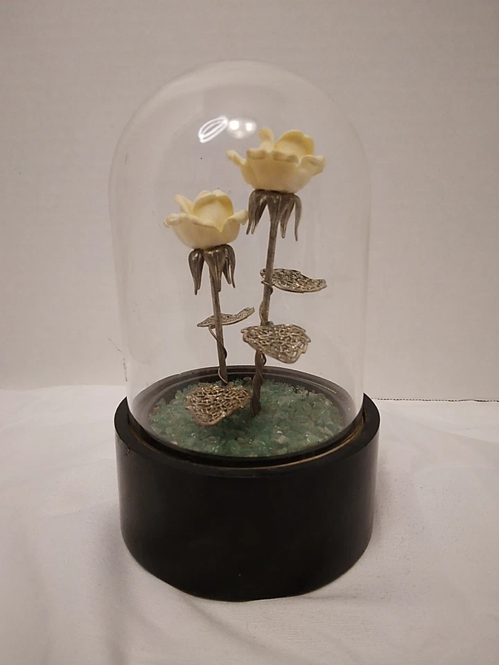 Expositor de cúpula de vidrio con rosas de porcelana sobre tallos plateados base de madera NECESITA LIMPIEZA Foto 1 de 4