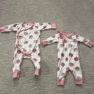 Monica + Andy zwei (2) Rosenmuster Schlafanzug Einteiler Outfits 0-3, 3-6 Monate - Bild 1 von 3