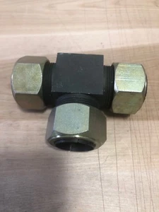 Hydraulic Carbon Steel Compression Tee 1”  Tube BA3200-16  A2R6 - Photo 1/2