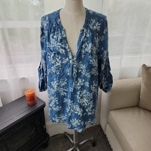 NWT $59 Torrid blue Floral Harper Top Sz 4 3/4 Roll Tab Sleeve Split neck - Picture 1 of 5