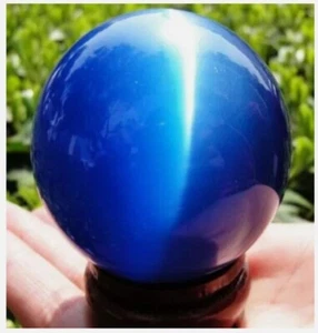 AAA+++ Heißer Verkauf ASIATISCHER QUARZ TIEFBLAU KATZENAUGE KRISTALLKUGEL KUGEL 80 MM + STÄNDER - Bild 1 von 3