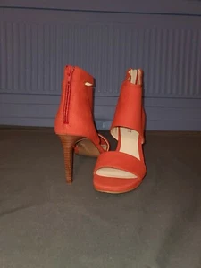 ¡NUEVO EN CAJA! Nine West FESTIVITIE Sandalia Punta Abierta con Tiras ¡GAMUZA ROJA! Cremallera trasera - Imagen 1 de 9