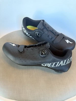 Sapatos de bicicleta de estrada Specialized Torch 1.0, UE43, fechamento BOA, 3 furos, MILHAS MUITO BAIXAS - Imagem 1 de 4