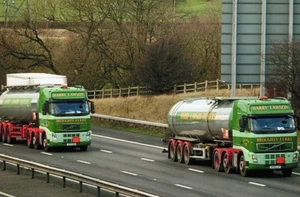 FARBFOTO: HARRY LAWSON VOLVO FH ARTIC TANKERS - SP09 CJF/SP09 DCA - Bild 1 von 1