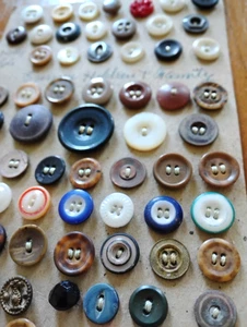 BOTTONI ASSORTIMENTO VINTAGE - 65 CT MULTICOLORE -PRE ANNI 50 MONTATI- FAMIGLIA E AMICI - Foto 1 di 5