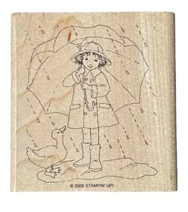 Kleines Mädchen Kind Spiel Regen Mantel Pfützen Regenschirm Wetter Holz Stempel - Bild 1 von 2