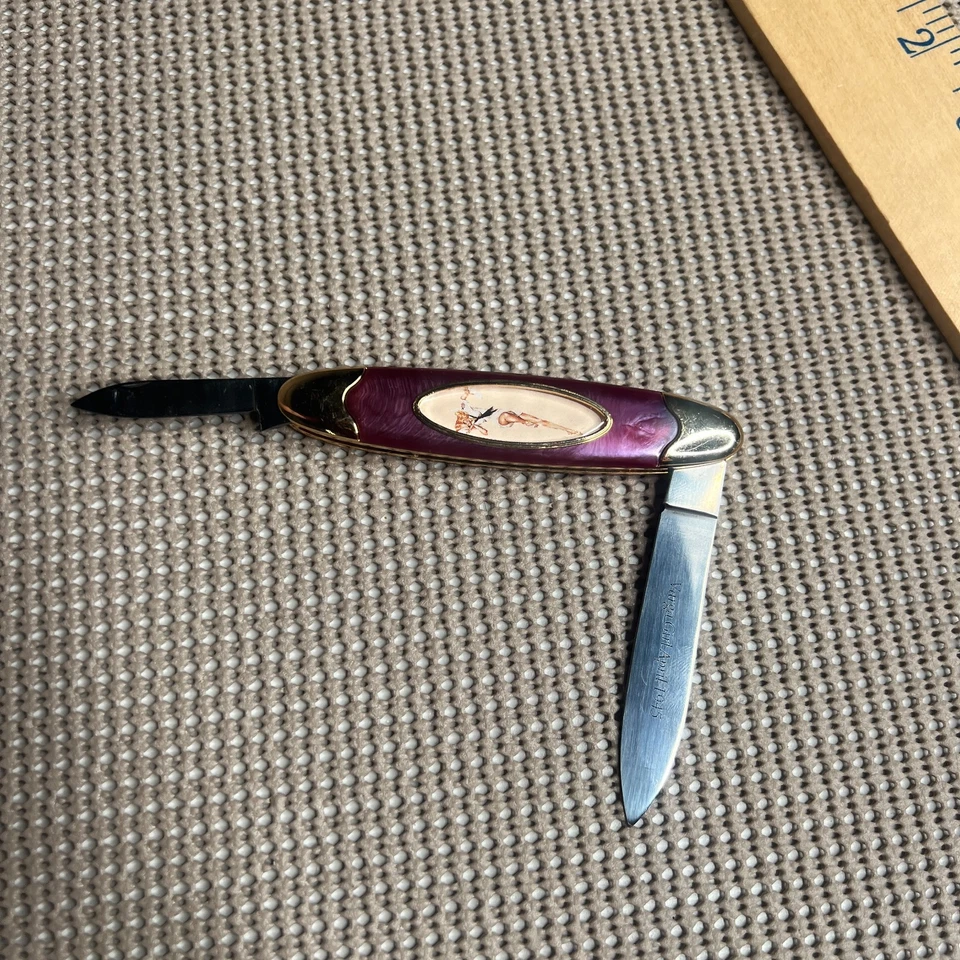 Navaja de Bolsillo Plegable Franklin Mint 1945 Varga Girl “Abril” Pin-Up - Esmalte Púrpura Foto 1 de 4