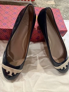 Tory Burch Gabrielle Patent Leather Logo Slip Ons In Navy & Nude Sz 8 - Picture 1 of 8