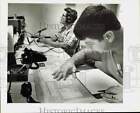 1979 Press Photo Jack Pegues locates hurricane as Charlie Hudson monitors radio
