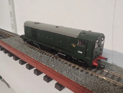 Bachmann 32-027 (OO) Class 20 Diesel D8000 BR Green with Indicator Discs. - Image 1 of 4