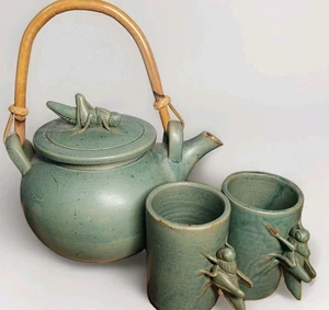 Juego de tetera saltamontes 3D 2 tazas hechas a mano gres verde mate bambú boho *usado en excelente estado - Imagen 1 de 15