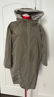 Casaco de chuva Brunello Cucinelli cor cáqui cor quebra-vento.    Tam 44/8-10 - Imagem 1 de 4