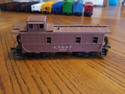 HO Gauge Santa Fe AT&SF Off Center Cupola Caboose - Image 1 of 4