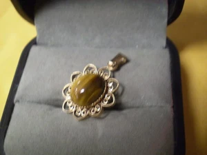 10K Yellow Gold Filled Ladies Oval Tiger Eye Pendant      1.3 grams - Picture 1 of 2
