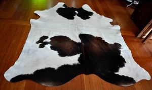 A Beautiful Little  Tri Coloured Cowhide Rug - Perfect fpr the Smaller Space - Imagen 1 de 6