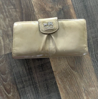 Cartera plegable Coach plisada de charol dorado **LEER Foto 1 de 4