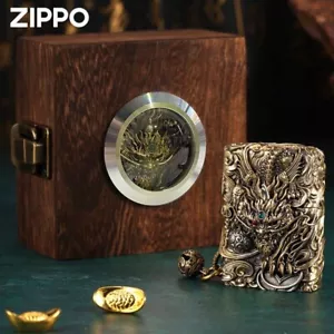 Accendino pesante Zippo Auspicious Beast lavorazione 5 lati ottone dorato incisione - Foto 1 di 8