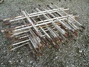 1875 1 SCHMIEDEEISEN FENSTERKREUZ FENSTERGITTER Eisengitter Stabgitter Gitter - Bild 1 von 9