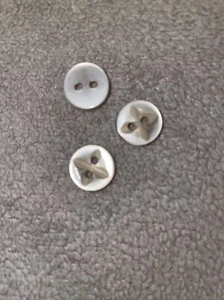 12 NUOVI PULSANTI 1/2 POLLICE BIANCO/BIANCO SPORCO FINITURA PERLATA DESIGN STELLA - Foto 1 di 2