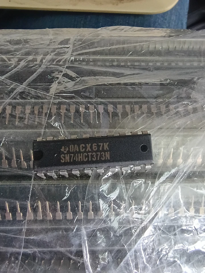 Texas Instruments TI SN74HCT373N 20 PIN DIP TRI-ESTATAL OCTAL TIPO D PESTILLO Foto 1 de 1