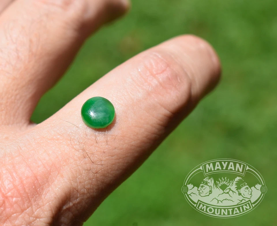 CABUJÓN REDONDO EN JADEÍTA VERDE IMPERIAL GUATEMALTECO NATURAL SIN TRATAR Foto 1 de 4