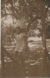 ALTES VINTAGE FOTO SÜSSES KLEINES MÄDCHEN IM KURZEN ROCK & JUNGE AUF SWING PARK 1932 - Bild 1 von 2