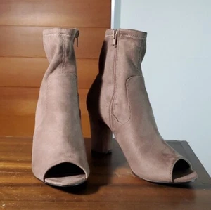 Botines Charlotte Russe Talla 9 Beige Taupe Microfibra Elástico Punta abierta Tacón bloque - Imagen 1 de 9