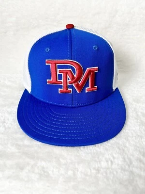 Gorra Under Armour New England Patriots. Blanco rojo y azul. Ajuste pequeño sobre el campo. Foto 1 de 4