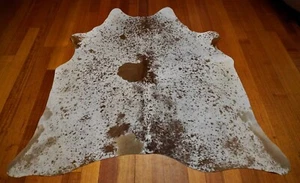 Marked by "The Big Apple" - A Beautiful Tan & White Speckle Park Cowhide Rug - Bild 1 von 9