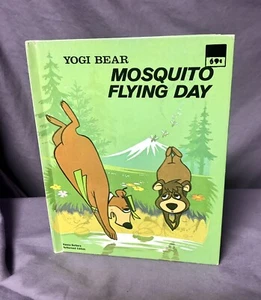 Vintage YOGI BEAR Mosquito Flying Day Hannah Barbera 1976 Wonder Book - Imagen 1 de 10