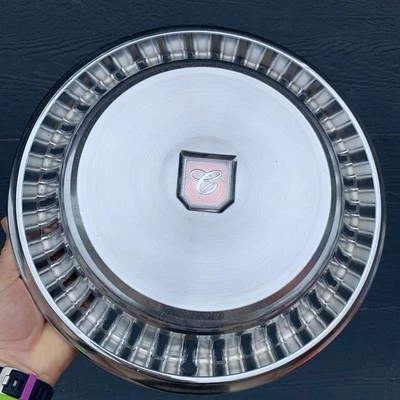 Tampa de cubo de roda vintage Chevrolet Nova Concourse ou Cutlass 14" fabricante de equipamento original - Imagem 1 de 4