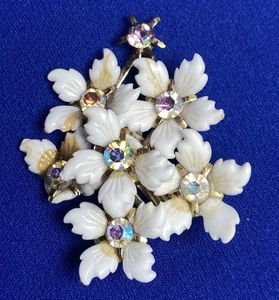Spilla VINTAGE Coro con fiori smaltati bianchi - strass AB - 1,75" - Foto 1 di 16