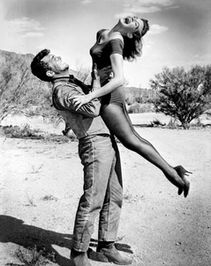 Angie Dickinson & Dean Martin in Rio Bravo Publicity Picture Photo Print 4" X 6" - Picture 1 of 12