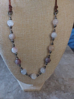 Capas largas de collar de cuentas redondas de piedra facetada de cuarzo Foto 1 de 4