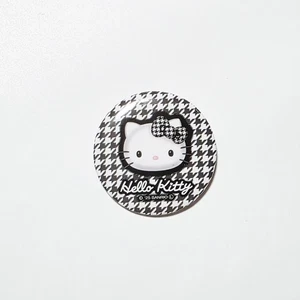 Sanrio Hello Kitty Pin Button Daiso Japan Can Badge - Picture 1 of 2