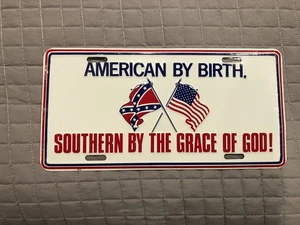 Geprägtes Nummernschild "American By Birth, Southern By The Grace Of God" Neu aus altem Lagerbestand - Bild 1 von 2