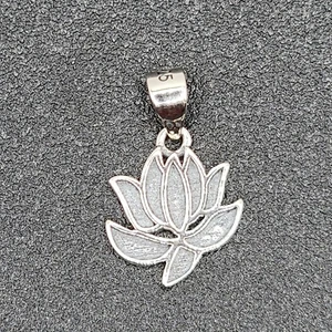 925 NEW Sterling Silver Pendant- Lotus 11mm in Diameter FREE SHIPPING INCLUDED - Picture 1 of 5