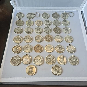 Monedas/colgantes/llaveros vintage de Walt Disney Park, ver descripción, dibujo aleatorio - Imagen 1 de 24
