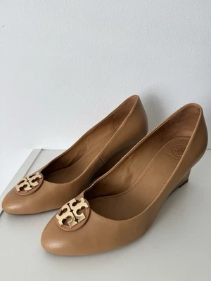 Bomba de cuña Tory Burch Luna. Mujer Talla 8 M. Color Cuero Tostado Foto 1 de 4