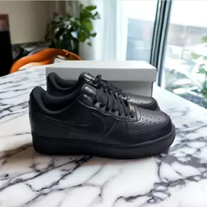 Nike Air Force 1 '07 Low Triple Black UK Größe 9 Neu - UK LIEFERUNG AM NÄCHSTEN TAG - Bild 1 von 5
