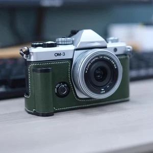 Custodia in vera pelle fatta a mano con manico fotocamera per Olympus OM SYSTEM OMlA - Foto 1 di 19