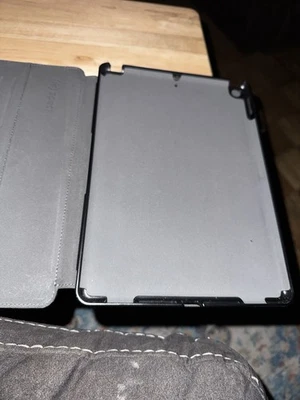 Estuche tipo folio plegable Speck - negro Foto 1 de 4