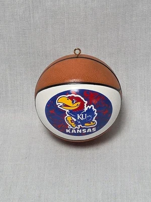 Adorno de baloncesto Kansas Jayhawks 2 5/8" Topperscot Foto 1 de 2