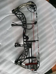 BlackOut Distinct 70# Compound Bow - Right Handed RTH TROPHY RIDGE. CABELAS - Picture 1 of 6