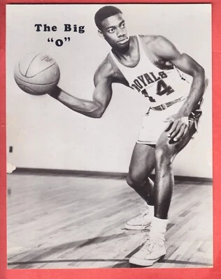 1960  CINCINNATI  ROYALS  TEAM ISSUE   7 x 9   GLOSSY   OSCAR ROBERTSON   ROOKIE - Image 1 of 2